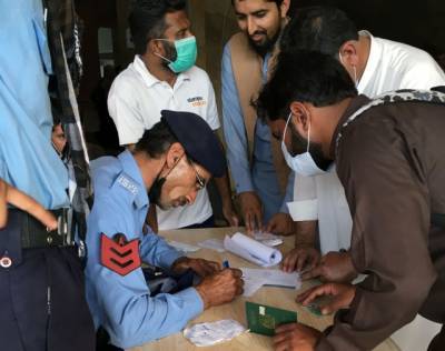 В Пакистане заработчане штурмовали центр вакцинации