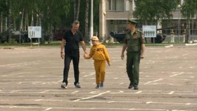 Военные ЗВО исполнили мечту тяжелобольного ребенка, прокатив на Т-80