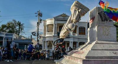 Демонстранты в Колумбии свалили статую Колумба