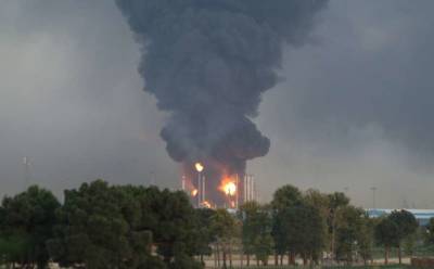 Вслед за пожаром на военном корабле в Иране загорелся нефтехимический завод (ВИДЕО)