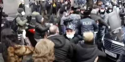 В Париже местные армяне напали на кортеж Пашиняна
