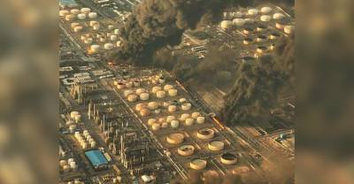 Дым виден за десятки километров: На юге Тегерана полыхает нефтеперерабатывающий завод