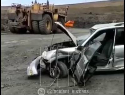 Соцсети: самосвал раздавил легковой автомобиль на разрезе