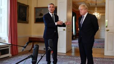 Генсек НАТО и премьер Британии поддержали жесткий ответ на действия Беларуси