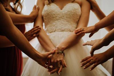 Невеста не позвала «слишком стройную» подругу на свадьбу и опозорилась в сети