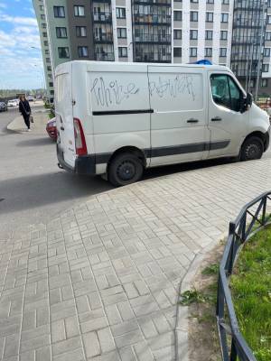 Писали White power и били стекла: в ЖК Шуваловский «смелые» вандалы напали на автомобили — фото и видео