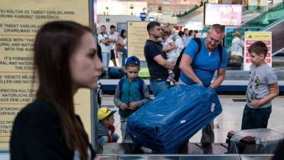 В Россию вернулись туристы, которым почти сутки пришлось ждать рейса из Турции