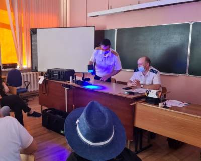 В Кемерове сотрудники СК показатели школьникам, как работает криминалистическая техника
