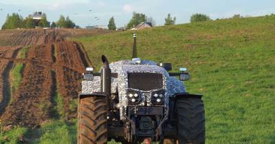 Управляется с флешки. В Минске показали первый белорусский беспилотный трактор (видео) - focus.ua - Минск