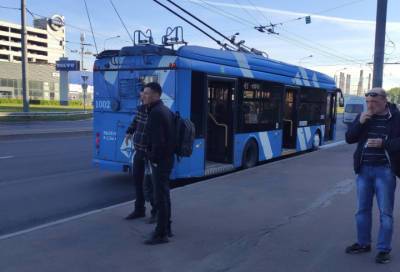 Кондуктор петербургского троллейбуса сломала ногу из-за перебегавшего дорогу пешехода