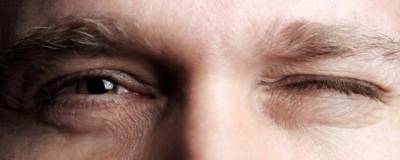 Невролог: Подергивания глаз могут указывать на развитие рака