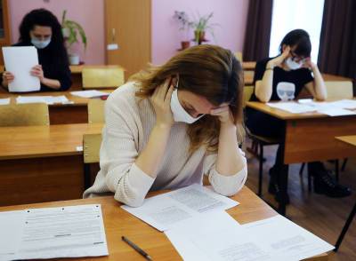 Российские выпускники сдают ЕГЭ по русскому языку