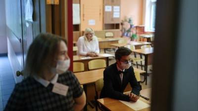 Выпускники сдают Единый государственный экзамен по русскому языку
