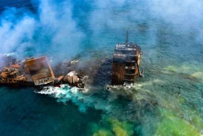 Официальные лица Шри-Ланки готовятся к разливу нефти с тонущего корабля