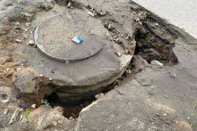 Возле канализационного люка на улице Ушинского в Туле обвалился грунт