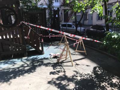 На детской площадке в Петербурге ребенок упал в яму и получил травмы