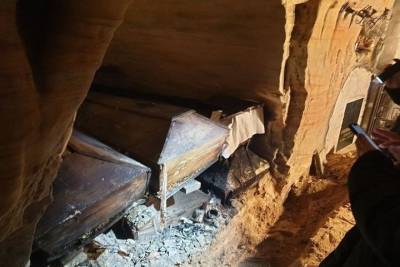 Кирпичную кладку склепов укрепляют в пещерах Псково-Печорского монастыря