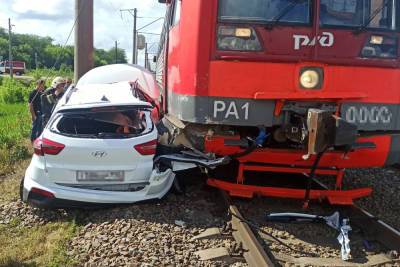 На Кубани поезд сбил иномарку и протащил её 20 метров