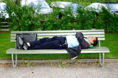 Житель Тверской области уснул на лавочке и лишился сумки