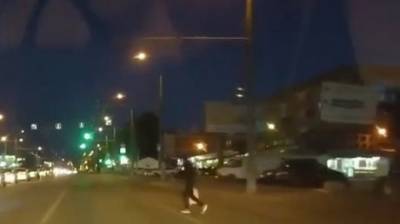 Пешеход «из Бирмингема» едва не попал под колеса в Терновке