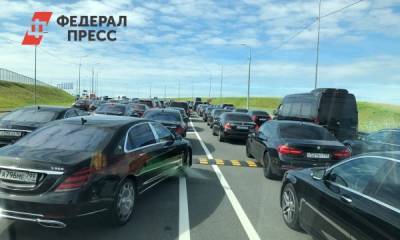 Десятки авто столпились на подъезде к «Экспофоруму» в Петербурге: «Никогда такого бардака не было»