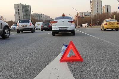Автомобиль такси перевернулся в результате ДТП на севере Москвы