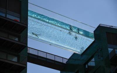 В Лондоне открылся самый страшный бассейн в мире с прозрачным дном на высоте 35 метров
