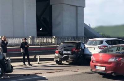 Водитель легковушки наплевал на дистанцию и устроил тройное ДТП: кадры аварии в Киеве