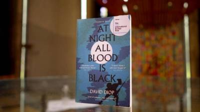 Французский писатель Давид Диоп стал лауреатом Букеровской премии