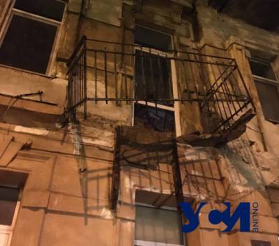 В Одессе на Большой Арнаутской балкон рухнул на тротуар
