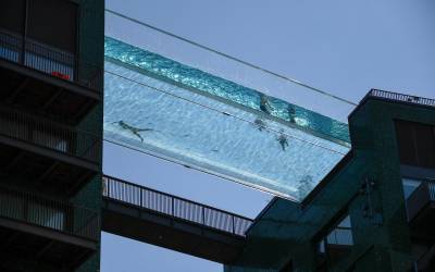 В Лондоне открылся бассейн с прозрачным дном на высоте 35 метров