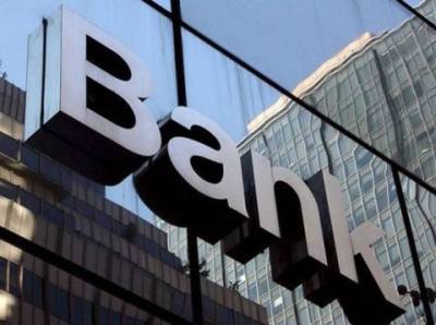 Спрос азербайджанских банков на валюту сократился на треть