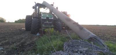 Опора ЛЭП рухнула на трактор в Воронежской области