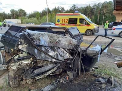 В Сургуте водитель врезался в опору наземного перехода и погиб на месте