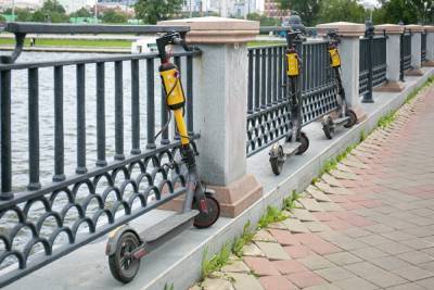 В Санкт-Петербурге СКР и МВД проводят обыски в сервисах проката электросамокатов