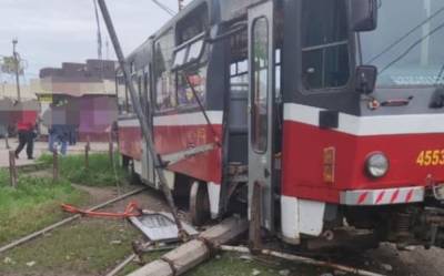 Трамвай в Харькове сошел с рельсов и врезался в столб, есть пострадавшие: кадры аварии