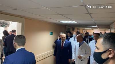 В красном галстуке по узким коридорам. Мишустин осматривает детскую больницу в Ульяновске