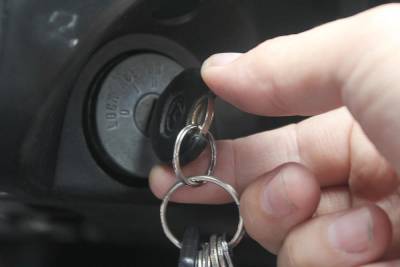 Житель Тверской области опрометчиво оставил ключи в замке зажигания машины
