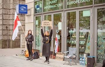 Белорусские активистки, которые держат голодовку с требованием ввести экономические санкции, обратились к Европарламенту