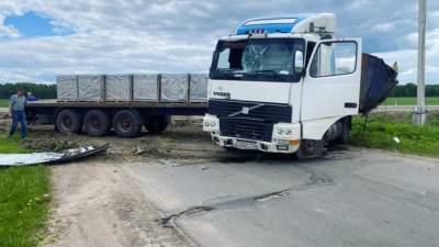 Грузовик с бетонными блоками занесло на дороге в Ленобласти