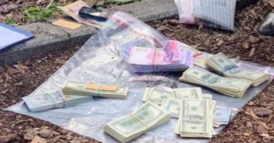 В Киеве разоблачили сеть фальшивых обменников валют: "Аферист сбежал через подземный ход"
