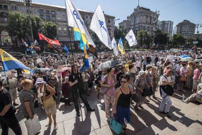Протестующие против продажи земли на Украине переругались из-за языка