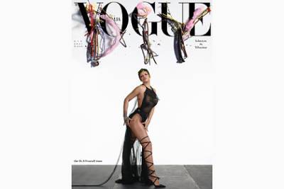 Рианна попала на обложку Vogue в прозрачном платье