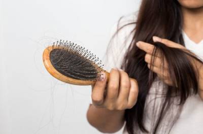 Почему выпадают волосы: биохакер раскрыла секрет