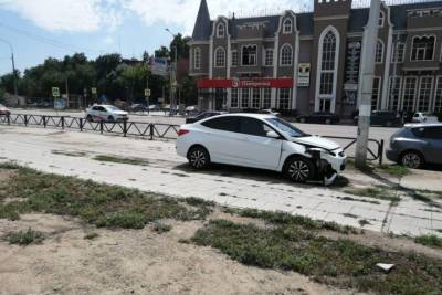 В Астрахани автомобиль после ДТП вылетел на тротуар и сбил подростка