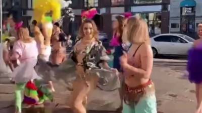 Петербуржцы в бразильских нарядах зажгли город жаркими танцами