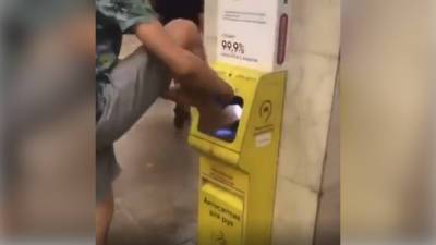 Тиктокер извинился за мытье ног антисептиком в метро