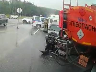 На трассе в Челябинской области внедорожник влетел в бензовоз