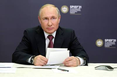 Путин заявил, что экономика России выходит из кризиса