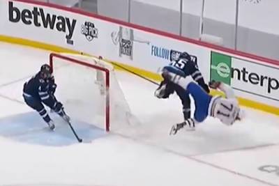 Марк Шайфли - Жесткая травма нападающего НХЛ попала на видео - lenta.ru